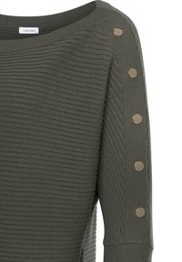 Maglione a coste verde oliva con scollatura ampia; presenta dettagli con bottoni metallici lungo la spalla sinistra.