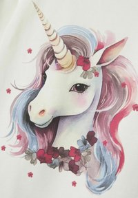Einhorn Grafik auf weißem Stoff, mit einem spiralförmigen goldenen Horn, einer rosa und blauen Mähne sowie floralen Akzenten in Rot und Grau.