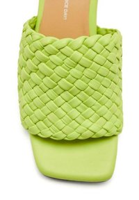 Sandale glissante tressée verte avec un design de bride texturée et un orteil carré. La semelle lisse complète le dessus tressé pour un look homogène.