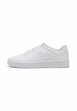 Hvid lav sneaker fra Puma med snørelukning foran og Puma-logo på siden og sålen, vist fra ydersiden på hvid baggrund.