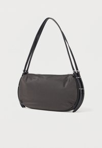 Μικρή μαύρη τσάντα ώμου με λείο ύφασμα, διπλούς λεπτούς ρυθμιζόμενους δερμάτινους ιμάντες και ασημένιες λεπτομέρειες αγκράφας.