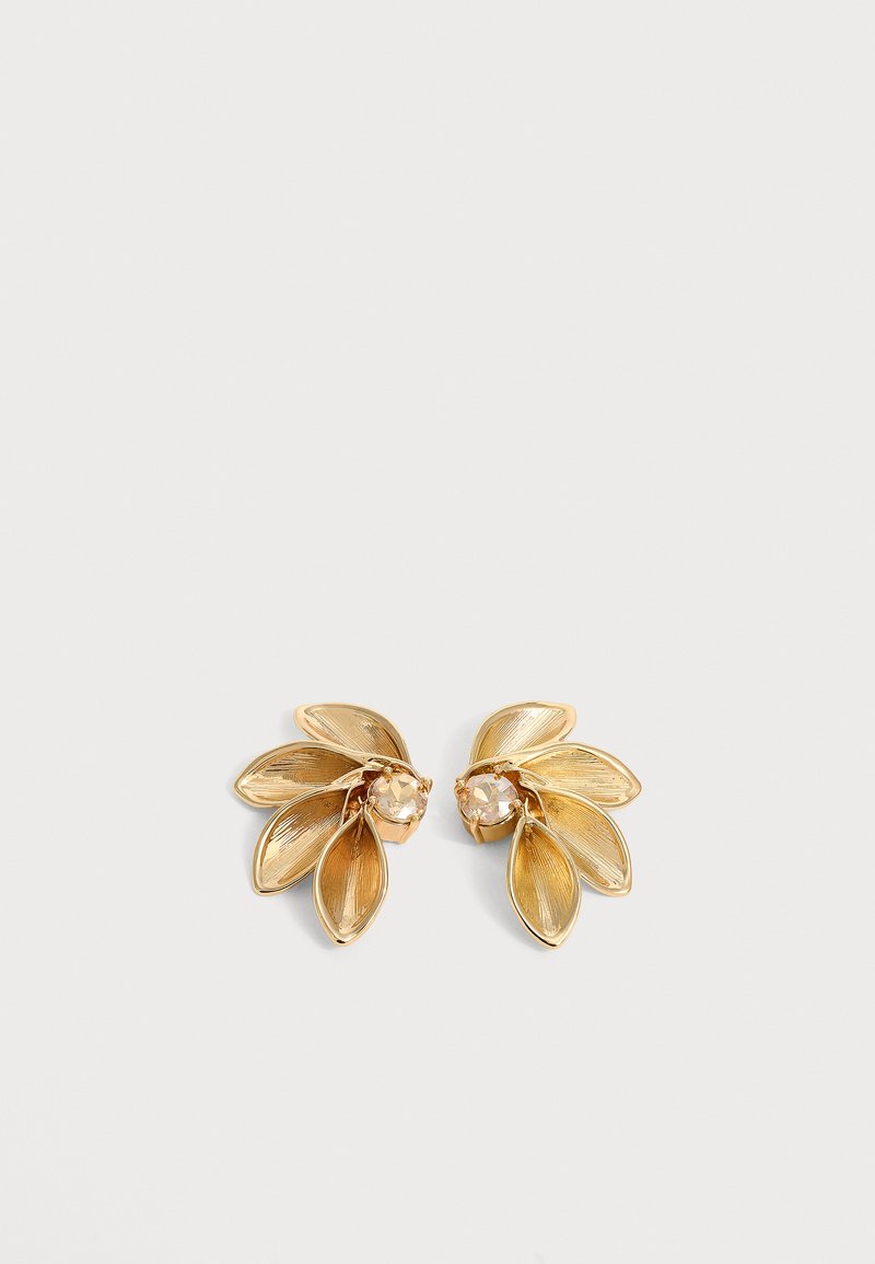 Paire de boucles d'oreilles dorées en forme de feuilles superposées avec une pierre précieuse ronde et transparente au centre de chaque.