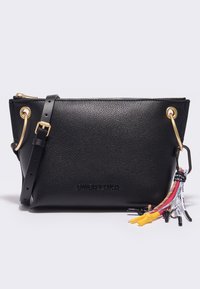 Czarna skórzana torebka na ramie z złotymi akcentami, regulowanym paskiem i kolorowym chwostem z breloczkiem przymocowanym do złotego pierścienia.