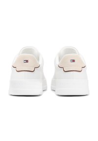 Λευκά αθλητικά παπούτσια με λείο δερμάτινο φινίρ ισμα, σουέντ λεπτομέρειες στη φτέρνα και ανάγλυφο λογότυπο στη σόλα. Κλασικός, μινιμαλιστικός σχεδιασμός.