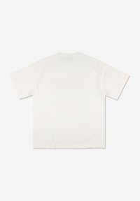 Biała koszulka z krótkim rękawem, wykonana z bawełny, luźny krój, z gładkim tyłem i bez widocznych logo czy elementów graficznych.