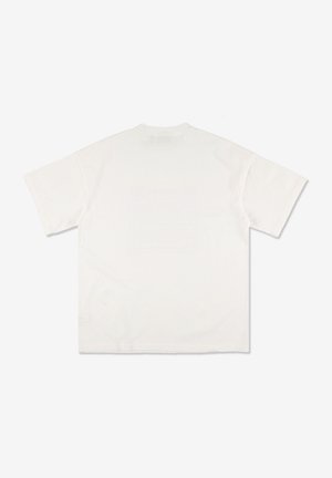 Biała koszulka z krótkim rękawem, wykonana z bawełny, luźny krój, z gładkim tyłem i bez widocznych logo czy elementów graficznych.