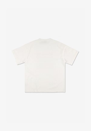 Biała koszulka z krótkim rękawem, wykonana z bawełny, luźny krój, z gładkim tyłem i bez widocznych logo czy elementów graficznych.