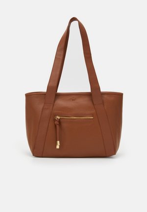Brun tekstureret læder tote taske med to brede håndtag, en lynlåslomme foran og hardware i gyldent tone. Rektangulær form med et minimalistisk design.