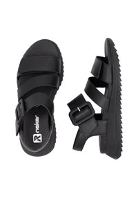 Sandali neri con tre fasce larghe, tomaia testurizzata e fibbia regolabile. Suola spessa e zigrinata per una maggiore aderenza e supporto.