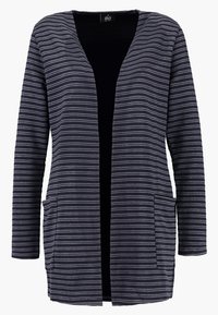 Cardigan long en marine foncé avec des rayures horizontales gris clair. Présente une ouverture sur le devant et deux poches avant. Fabriqué à partir d'un tissu texturé.