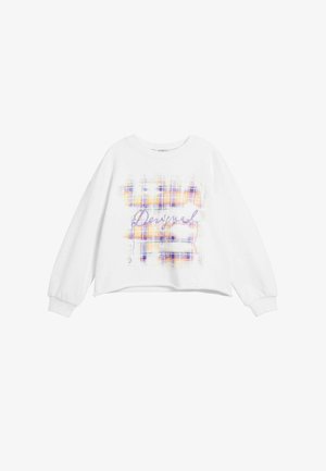 Balta džemperis su ilgomis rankovėmis ir trumpintu dizainu. Turi spalvotą languotą raštą ir violetine spalva užrašytą žodį „Designed“.