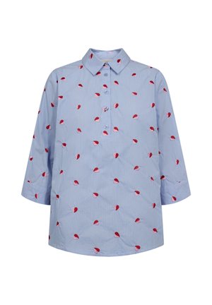 Lichtblauwe blouse met lange mouwen, kleine rode bladerenpatronen, een knoopsluiting bij de hals en een klassieke kraag.