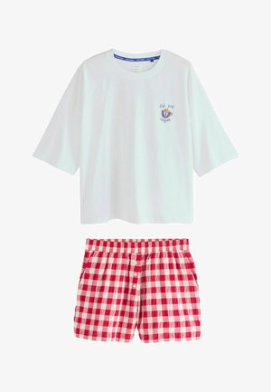 Biały top z krótkim rękawem z napisem „But first, coffee” i haftem filiżanki, zestawiony z czerwono-białymi szortami w kratkę z elastycznym pasem i guzikami.