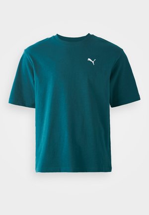 Teal bomull T-skjorte med korte ermer, rund hals og hvit Puma-logo på venstre bryst; glatt tekstur og vanlig passform.