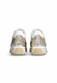 Adidași albi cu un călcâi texturat, strălucitor, aurie și argintie, talpă bej plată și un finisaj dintr-un material textil neted pe partea superioară.