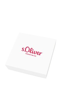 Scatola quadrata bianca con un coperchio piatto, con testo rosso "s.Oliver" e "FASHION FOR LIFE" stampato in un carattere moderno e audace.