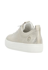 Sneaker in suede beige con suola in gomma bianca, caratterizzato da un accento con logo e punta tonda. Texture liscia e design con lacci.