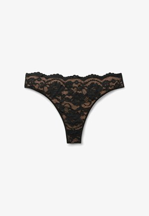 String noir en dentelle avec motif floral, présentant un bord festonné et un détail en mesh transparent. Texture douce et délicate avec un design à couverture arrière minimale.