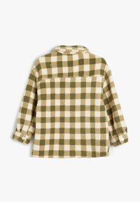 Camisa de forro polar a cuadros en verde oliva y crema. Presenta un cuello, mangas largas con puños de botón y una textura de tela para mayor calidez.