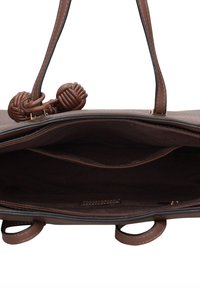 Borsa a mano in similpelle marrone con dettagli di nodi intrecciati, chiusura con zip, ampio scomparto principale e tasca interna a fessura.