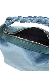 Borsa a mano in velluto blu con manico intrecciato, chiusura con zip e foderatura interna nera con tasca interna. Nome del marchio "NALI" impresso.