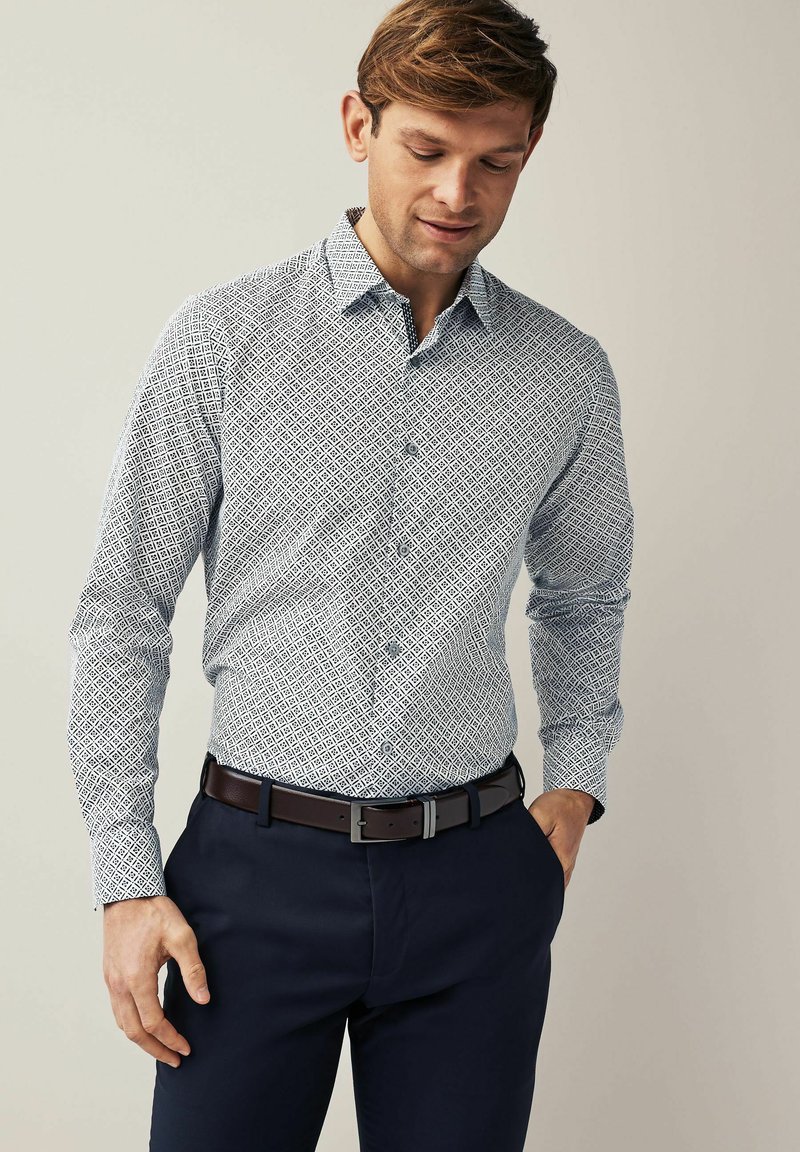 Next EASY IRON PRINTED OXFORD REGULAR FIT - Marškiniai - white navy blue geometric