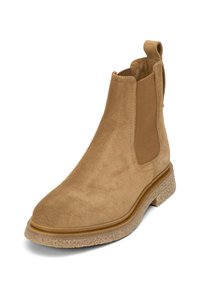 Bottine en suède tan avec panneaux élastiques sur les côtés et une languette, dotée d'une semelle beige texturée et d'un design à bout arrondi.
