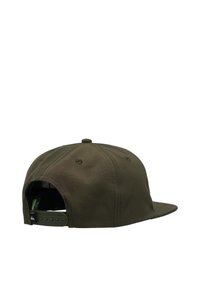 Tummanvihreä snapback-lippis näkyy takaa, jossa on säädettävä muovihihna ja panellien ommellut ilmanvaihtoreiät.