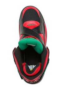 Schwarze und rote High-Top-Sneaker mit Mesh-Overlay, grünen Akzenten am Kragen und einer strukturierten Innensohle mit sichtbarem Logo.