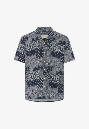 Kortermet skjorte med knapper, dekorert med marineblå og hvite patchwork-paisleymønstre på hvit bakgrunn.