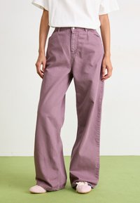 Jasnofioletowe szerokie spodnie dżinsowe z wysokim stanem, z zapięciem na guziki i bocznymi kieszeniami, wykonane z trwałej bawełnianej tkaniny.