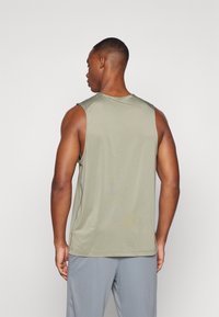 Nike Performance READY - Top - light army/black