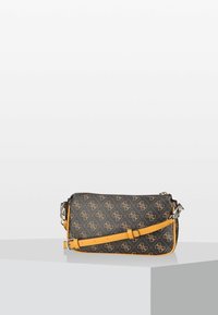 Borsa rettangolare con esterno scuro decorato, con loghi beige. Rifiniture gialle e tracolla regolabile. Dettagli in metallo argentato.