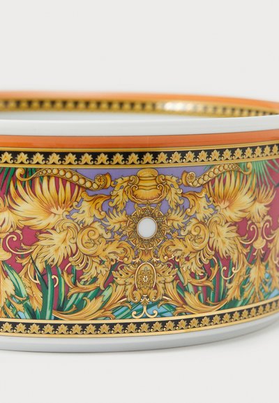 Keramička zdjela s živopisnim cvjetnim i ukrasnim zlatnim uzorcima, s crvenim, zelenim i ljubičastim naglascima, te glatkom bijelom podlogom.