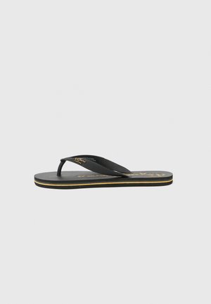 Schwarze Flip-Flops mit flacher Gummisohle, die eine strukturierte Oberfläche und goldene Logo-Akzente aufweist. Dünne Riemen mit minimalistischem Design und kontrastierender Kante.