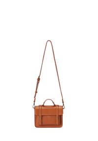 Sac bandoulière en cuir marron avec bandoulière ajustable, poignée supérieure, rabat avant et deux fermetures boutons en laiton.