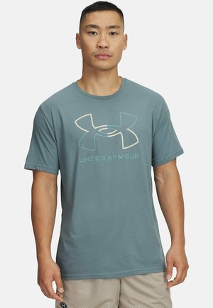 Teal Kurzarm-T-Shirt mit Rundhalsausschnitt, das ein großes Under Armour-Logo in hellen Farben auf der Vorderseite zeigt. Weicher Stoff, lockere Passform.