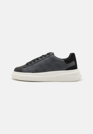 Svart sneaker med teksturert grått stoffoverdel, svart lær tåhette og hvit kraftig såle. Har logoelementer og snøringsdesign.