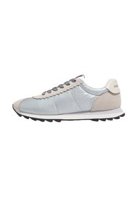 Jasnoniebieskie buty do biegania z teksturowaną cholewką z tkaniny, zamszowymi akcentami, falistymi detalami i czarną gumową podeszwą. Sznurowadła są szare.
