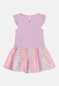 Orvokinvioletti hihaton mekko, jossa on röyhelöiset olkapäät ja värikäs, kuviollinen tyllihame vaaleanpunaisen, oranssin ja harmaan sävyissä chevron-kuosilla.