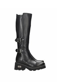 Botas de cuero negras hasta la rodilla con dos hebillas laterales, una suela de plataforma gruesa y detalle de costura visible a lo largo de la costura.
