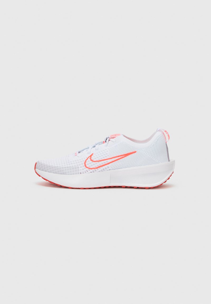 Valge spordijalats tekstuurse võrkpealsega, roosade aktsentidega ja polsterdatud tallaga. Küljel on silmapaistev oranž Nike logo.