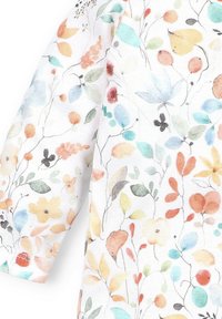 Leichter Stoff mit einem Blumendesign, das mehrfarbige Elemente enthält, darunter orangefarbene, blaue und grüne Blätter auf einem weißen Hintergrund.