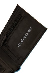 Čierna látková peňaženka s priehradkou na zips, modrými okrajmi a strieborným logom "Quiksilver" potlačeným na textúrovanom povrchu.
