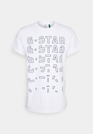 T-shirt blanc à manches courtes et col rond avec une impression répétée en descente "G-STAR" en lettres noires fragmentées et soulignées sur le devant.