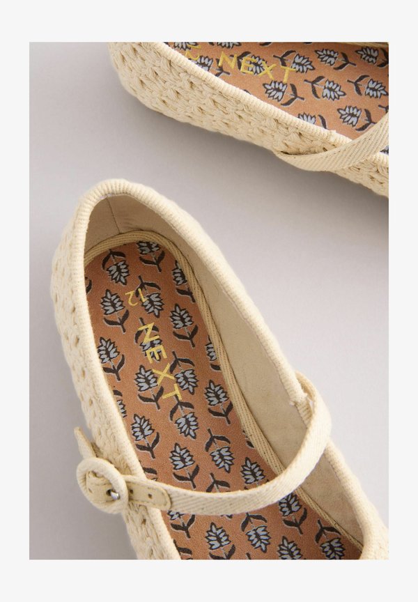 REGULAR FIT – MARY JANE – Riemchenballerina – neutral crochet