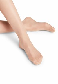 Calze in nylon traslucido di colore nude con una texture liscia, design aperto sulla punta e una finitura leggermente lucida, che mette in mostra un aspetto simile al tono della pelle naturale.
