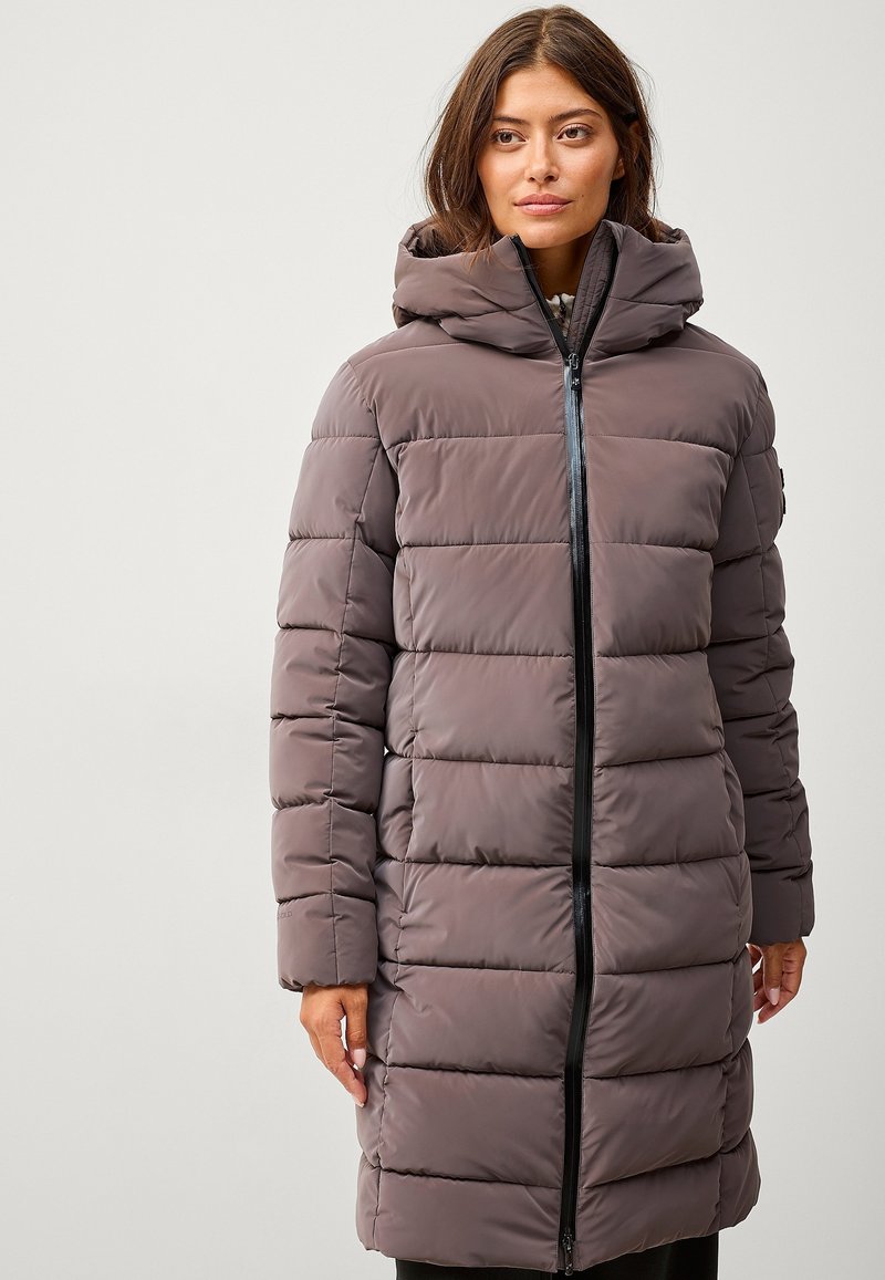Abrigo largo tipo puff en tono taupe oscuro, con cierre de cremallera, patrón acolchado horizontal y una gran capucha. Fabricado con material ligero y aislante.
