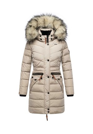 Manteau matelassé beige avec capuche bordée de fourrure, texture matelassée horizontale, poches zippées et boutons-pression. Présente des accents noirs et marron.