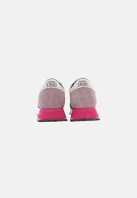 Herrensneaker aus pastellrosa Suede und marineblauem Stoff. Verfügt über dicke, pinke Gummisohlen und den Aufdruck "SINCE 1890" auf der Ferse.